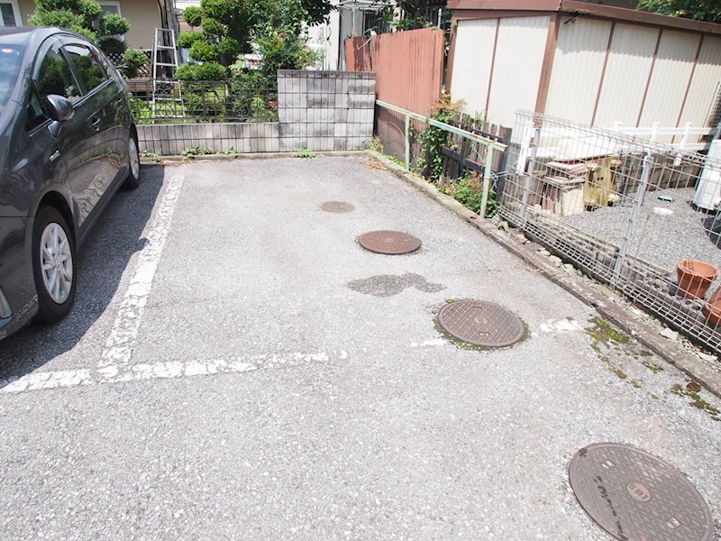 【西川田エステートハイツの駐車場】