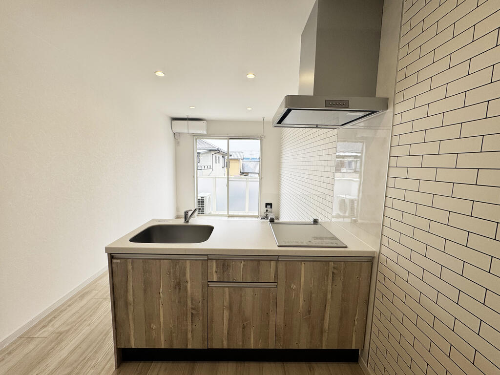 キッチン　シンプルなデザインの設備が整ったペニンシュラ型キッチンです