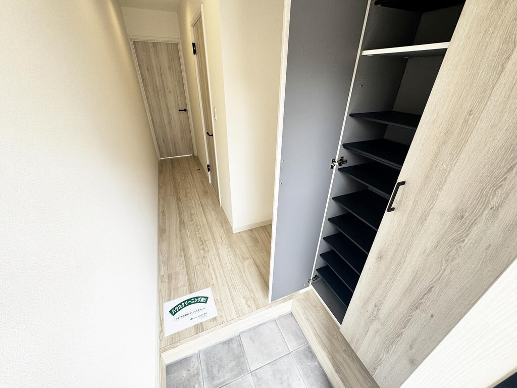 玄関　グレータイルでシンプルな玄関に広く使える靴箱