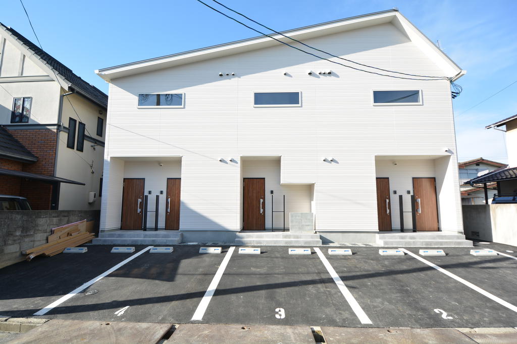 建物外観　花ブロックがポイントのスッキリとした外観