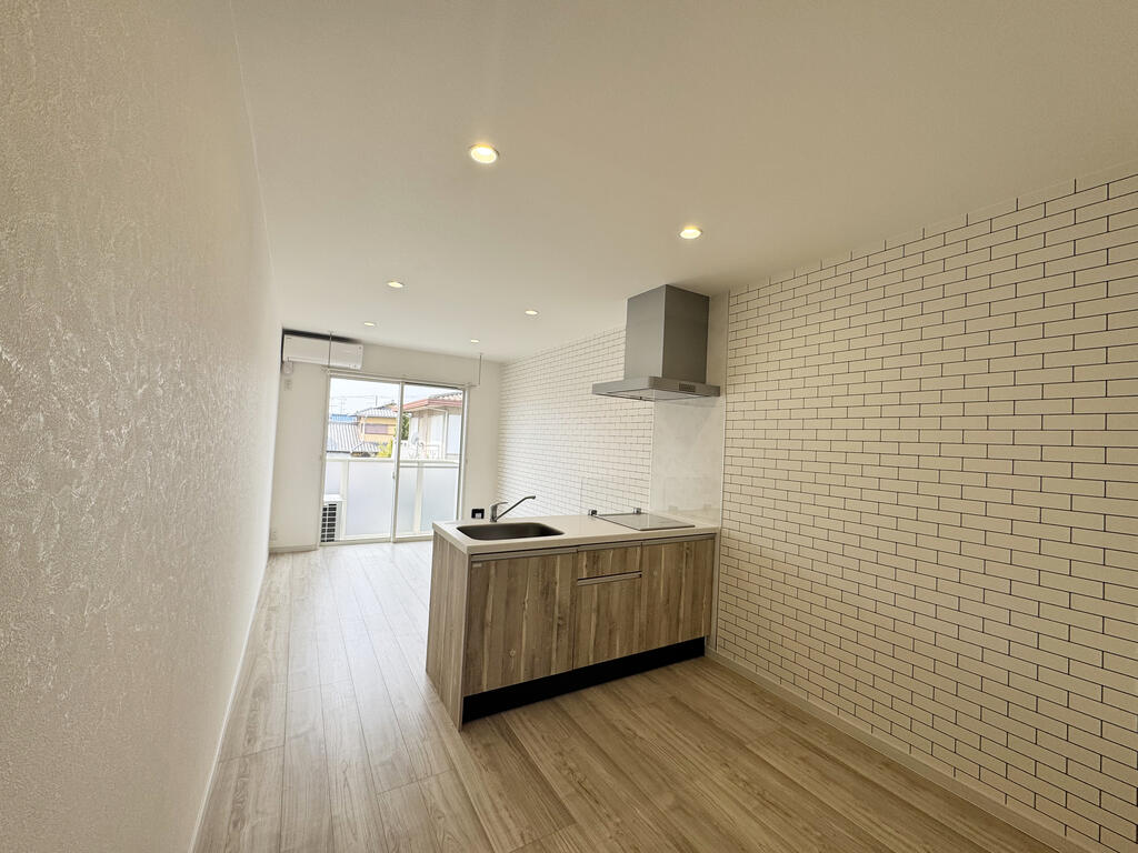 居室・リビング　レンガ調のアクセントクロスがオシャレ