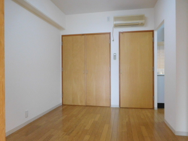 居室・リビング　ピッカピカフローリング明るい南向きのお部屋です