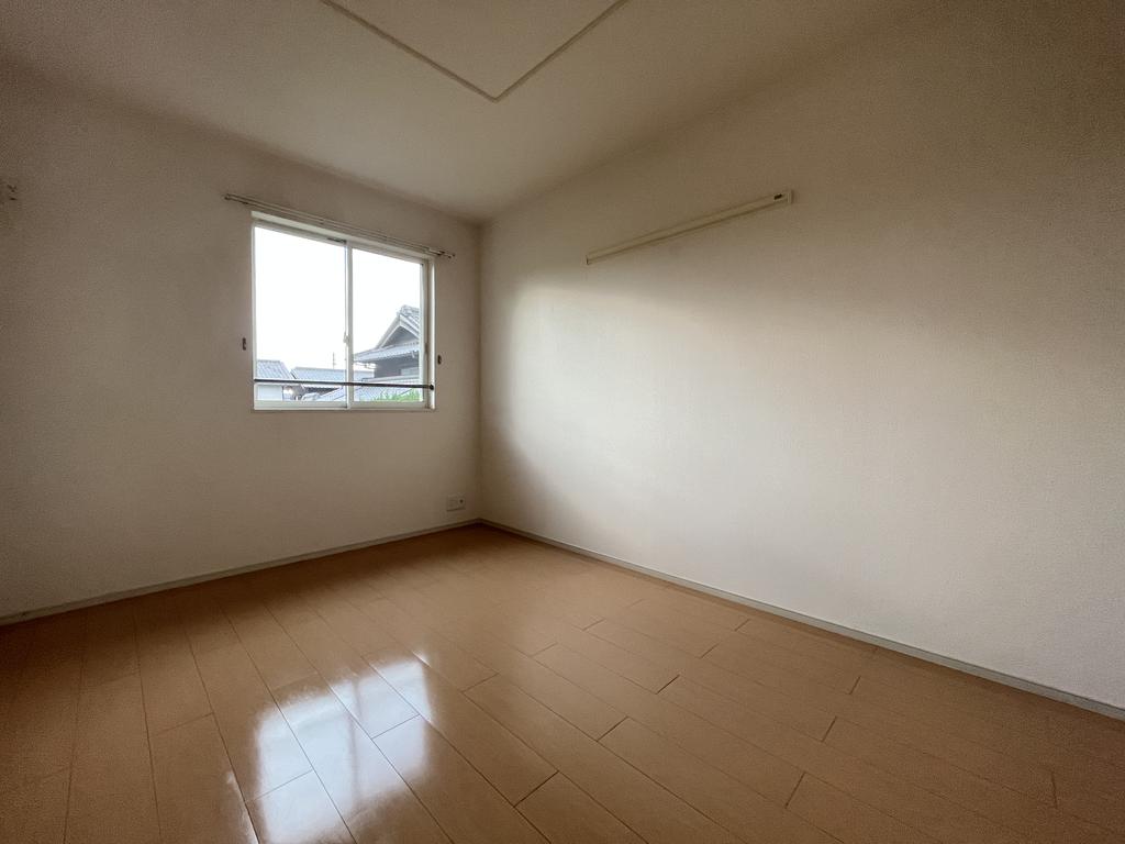 その他共有部分　南側の洋室の写真です☆
