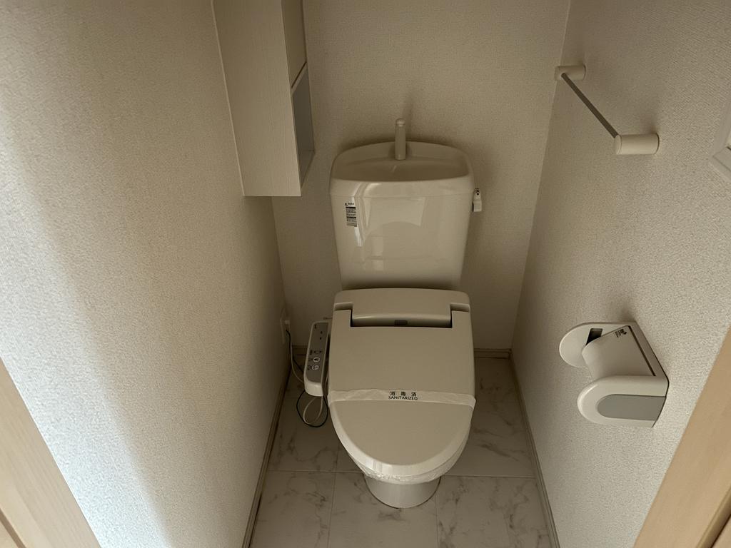 トイレ　温水洗浄便座＆トイレ内に棚付きです☆