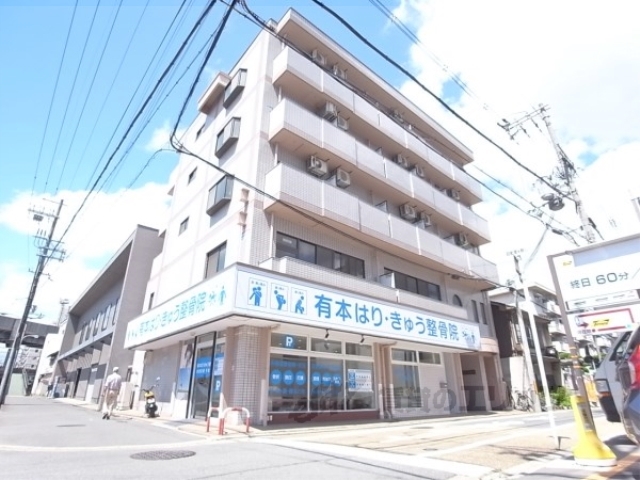 京都市南区唐橋西平垣町のマンションの建物外観