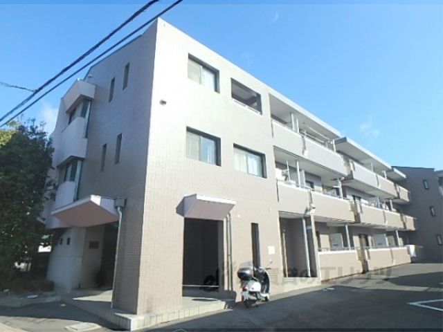 京都市右京区常盤柏ノ木町のマンションの建物外観