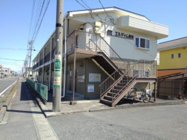 磐田市豊岡のアパートの建物外観