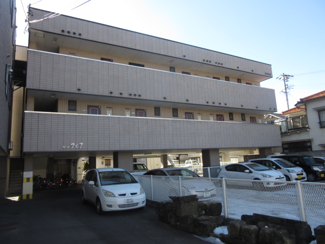 上田市天神のアパートの建物外観