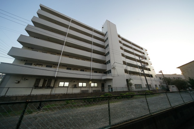 下関市幡生宮の下町のマンションの建物外観