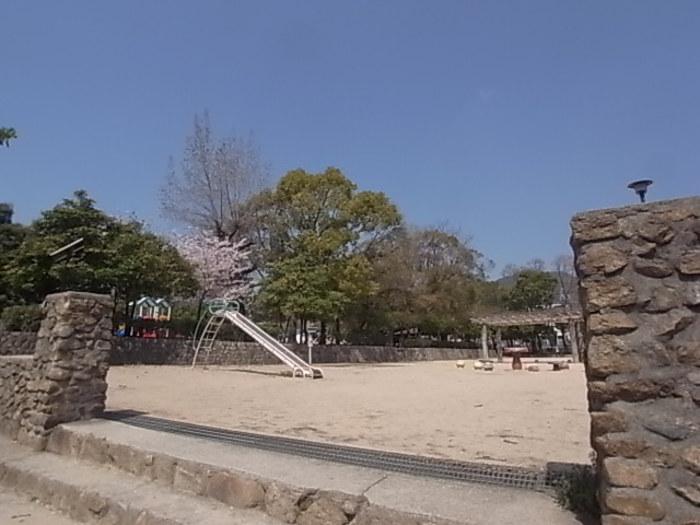 【神戸市灘区岩屋中町のマンションの公園】