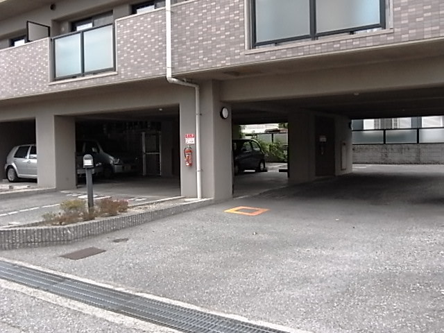 【明石市魚住町鴨池のマンションの駐車場】