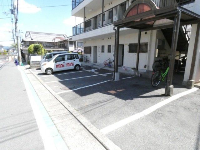 【八尾市楽音寺のマンションの駐車場】