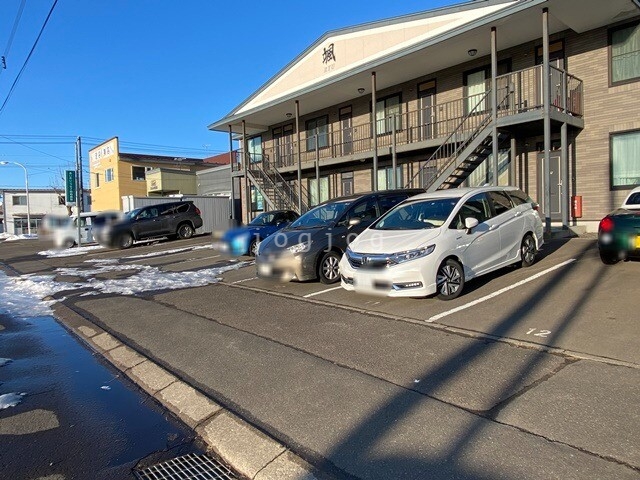 【釧路市浪花町のアパートの駐車場】