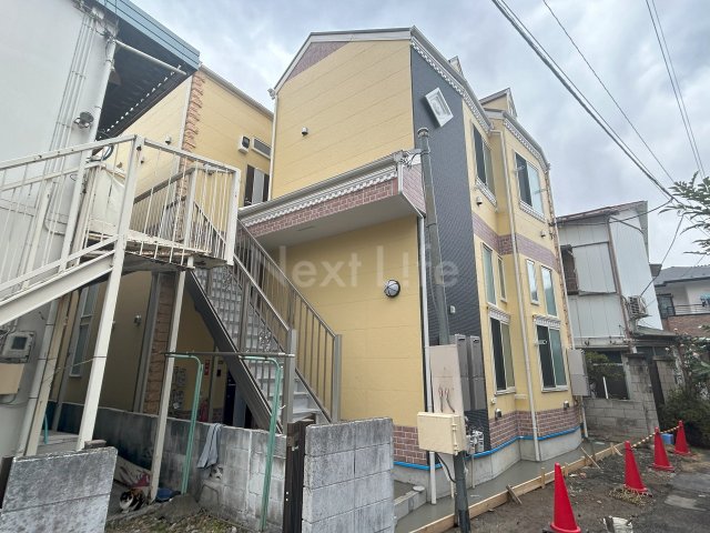 【川崎市川崎区渡田新町のアパートの建物外観】