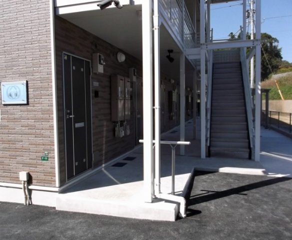 エントランス　共用部分は清掃業者が清掃しております。