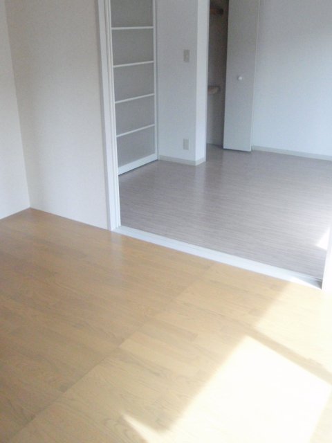 居室・リビング　同物件別号室の写真です。