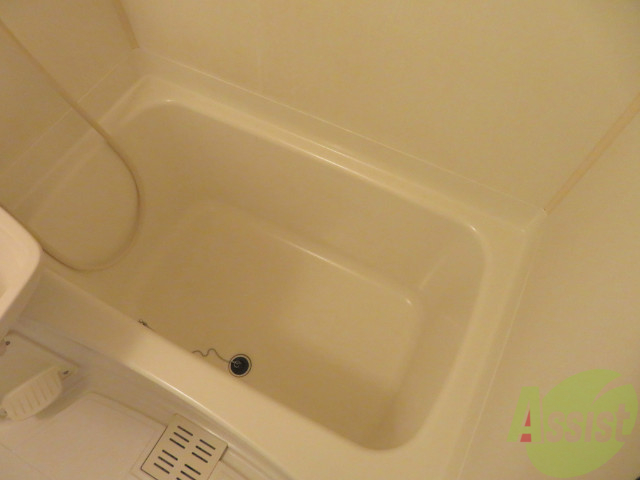 バス・シャワールーム　バスルームは狭すぎず、シャワーも浴びやすそうです。