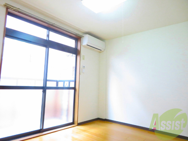 その他部屋・スペース　別の角度から洋室を撮影しました。日射しがあり明るい印象。