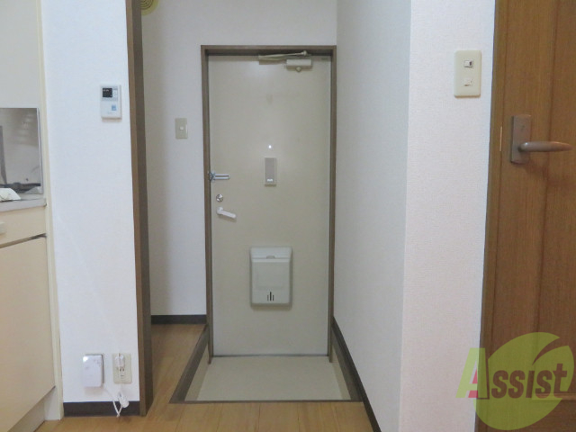 玄関　玄関の様子です。広い洋室にすぐ繋がっています。