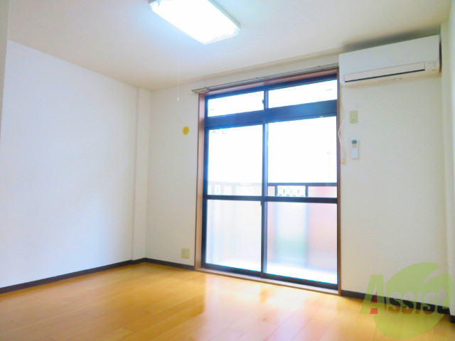 居室・リビング　７帖の洋室です。広々として、きれいですね。