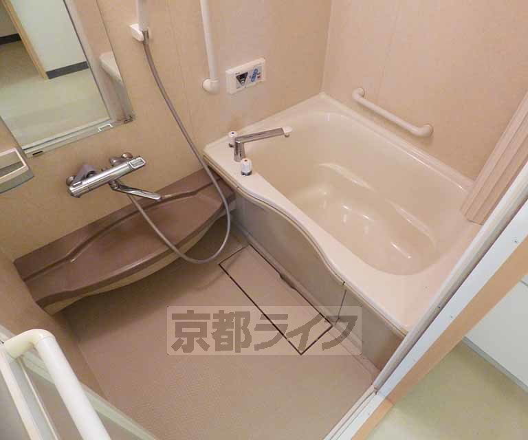 バス・シャワールーム　清潔感のあるお風呂です。