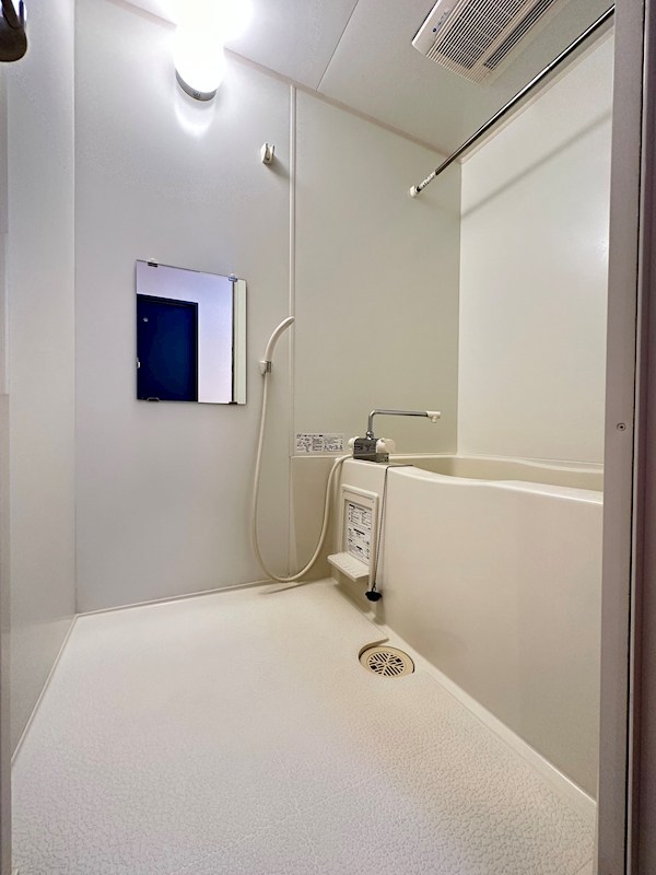 バス・シャワールーム　ゆったり快適、バス・トイレ別。