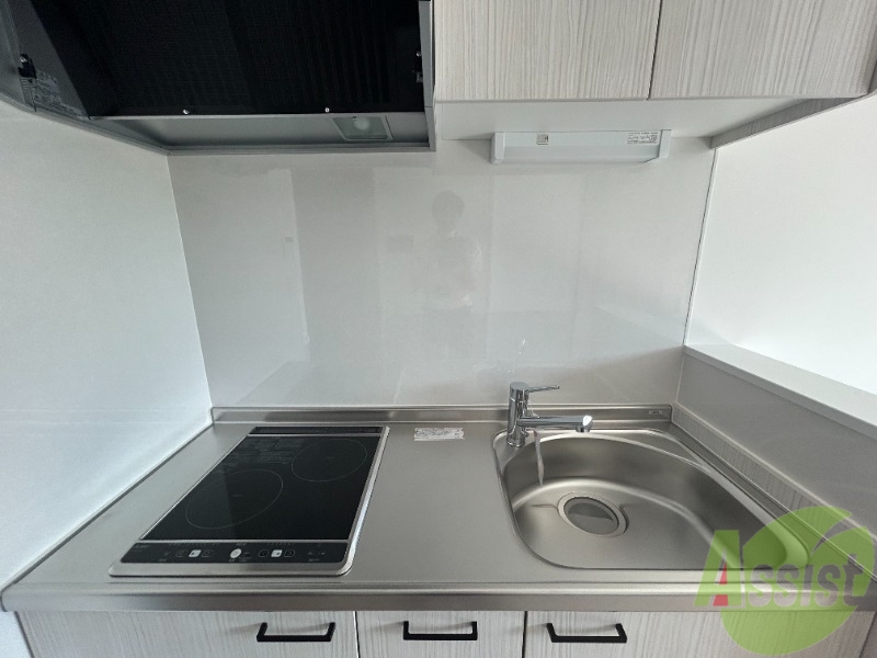 キッチン　２口のＩＨコンロが設置済みのシステムキッチンです。