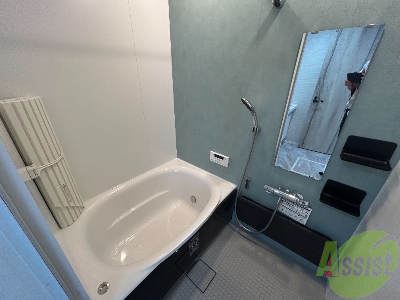 バス・シャワールーム　浴室には浴室乾燥機能がついてあり、追い焚きも使えます。