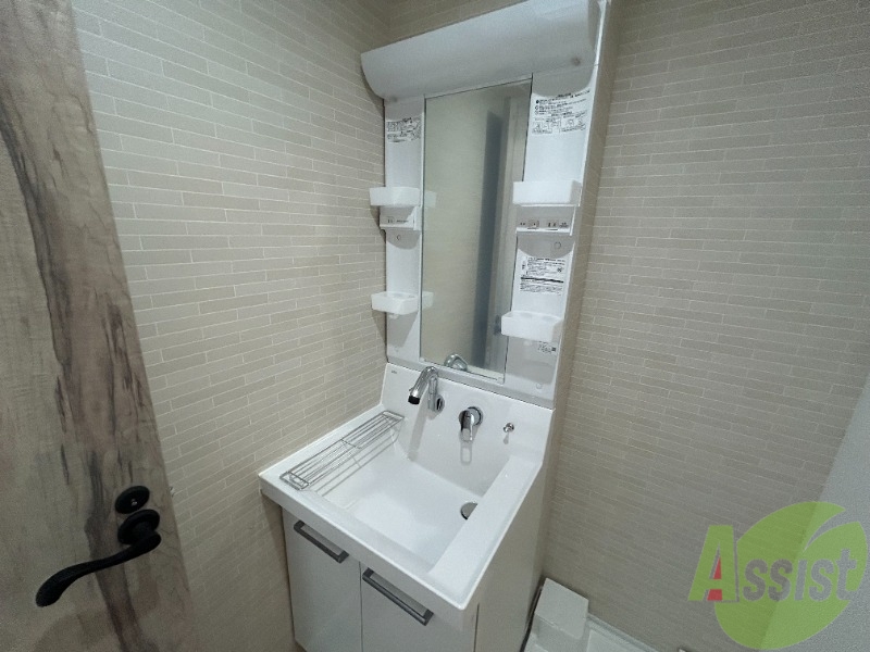 洗面設備　独立洗面台がございます。朝の支度はここで済ませましょう。