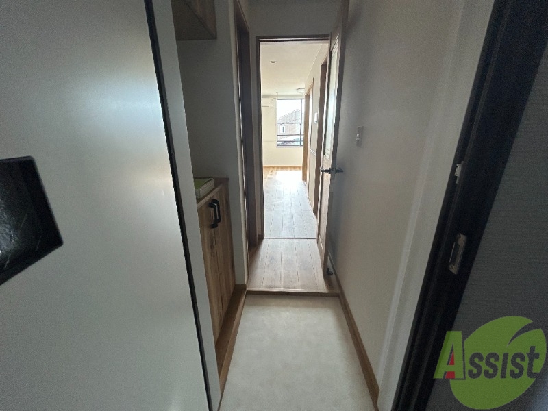 玄関　玄関です。ステップが小さいのでつまづく心配はなさそうですね。