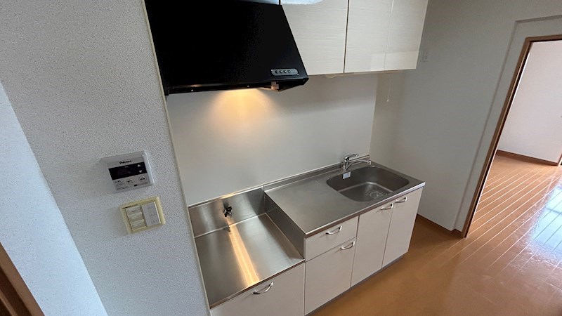 キッチン　キッチン上部には吊戸棚があり、たっぷり収納できます。