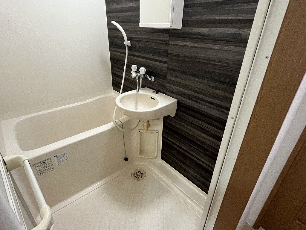 バス・シャワールーム　カラーパネル採用バスルーム