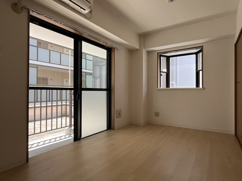 居室・リビング　明るい角部屋出窓付き　エアコン完備