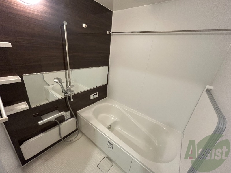 バス・シャワールーム　浴室は狭すぎず、シャワーも浴びやすそうです。