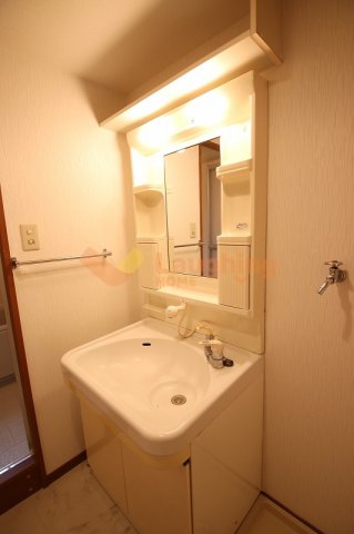 洗面設備　明るい洗面所です