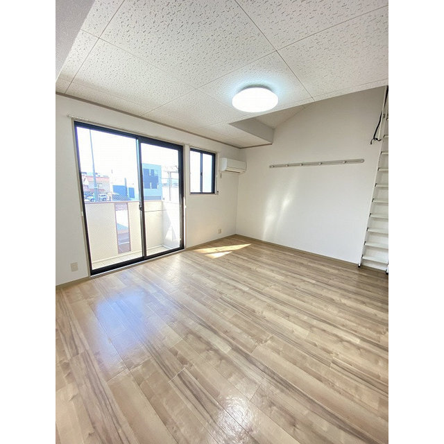 居室・リビング　写真は他室使用