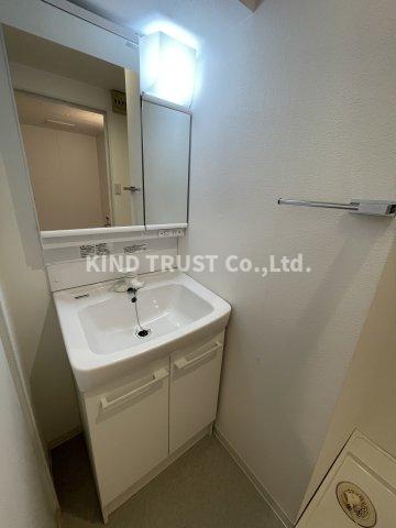 洗面設備　明るい洗面所です