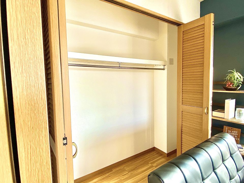 収納　ハンガーパイプ付き２段式収納