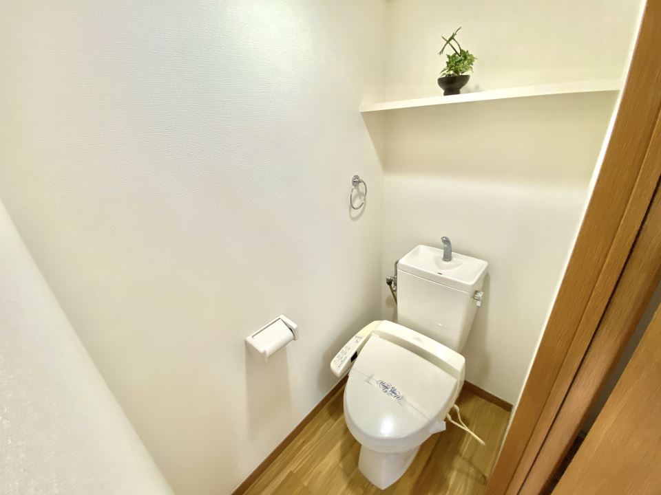 玄関　温水洗浄便座付き、上部に棚もあります