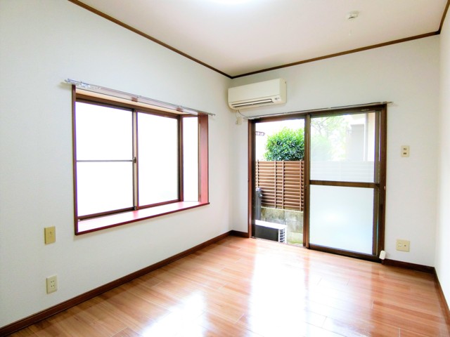 居室・リビング　２面採光で明るい室内♪