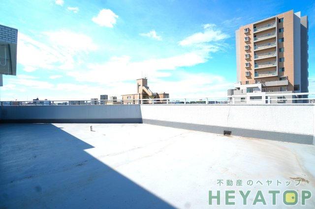 バルコニー　広々としたルーフバルコニー