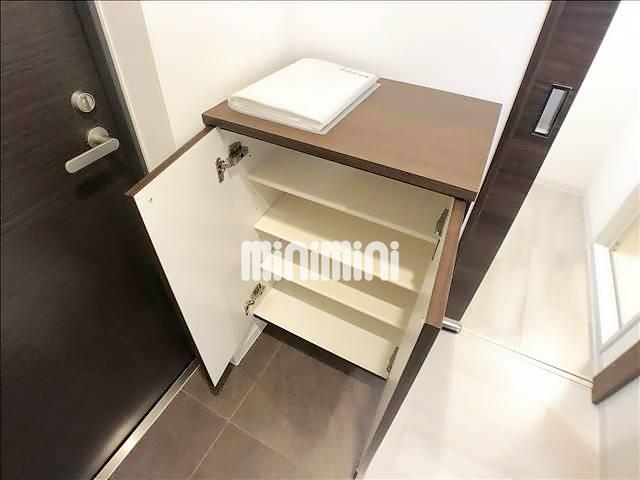 玄関　下駄箱つき