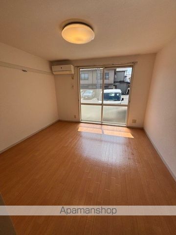 ドミール土屋の居間写真