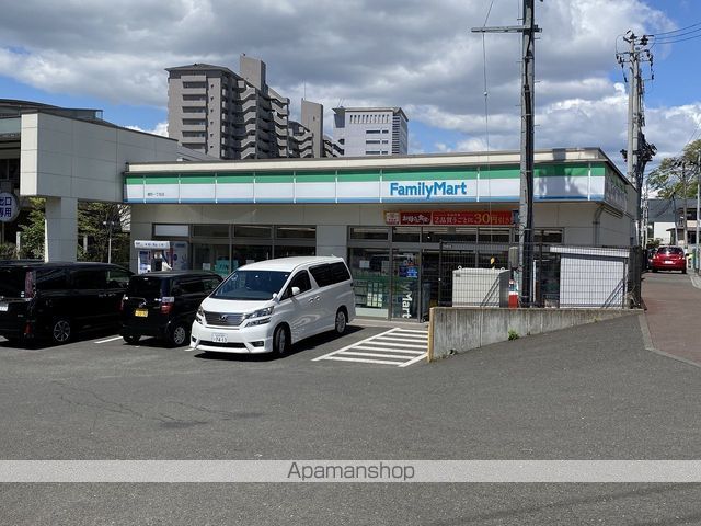 コンビニ　ファミリーマート（コンビニ）まで187m