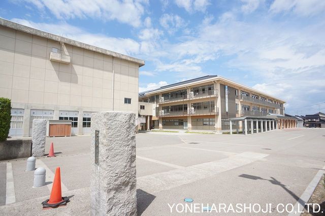 中学校　砺波市立出町中学校（中学校）まで1860m