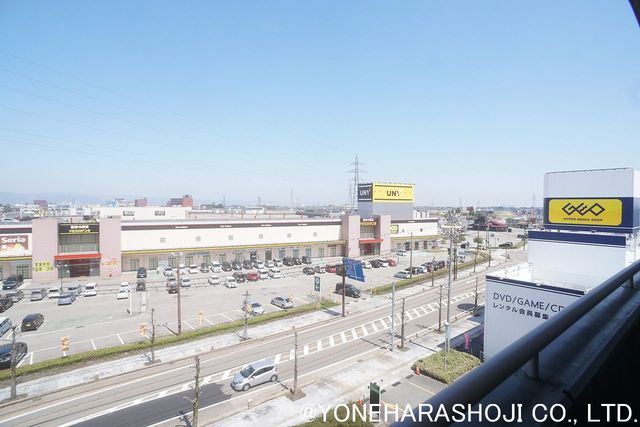 ショッピングセンター　ＭＥＧＡドン・キホーテＵＮＹ砺波（ショッピングセンター）まで550m