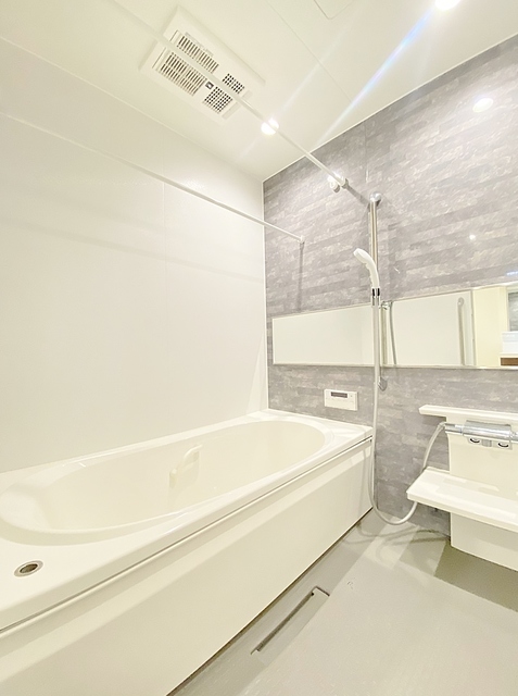 バス・シャワールーム　ゆっくり足を伸ばせるサイズのお風呂