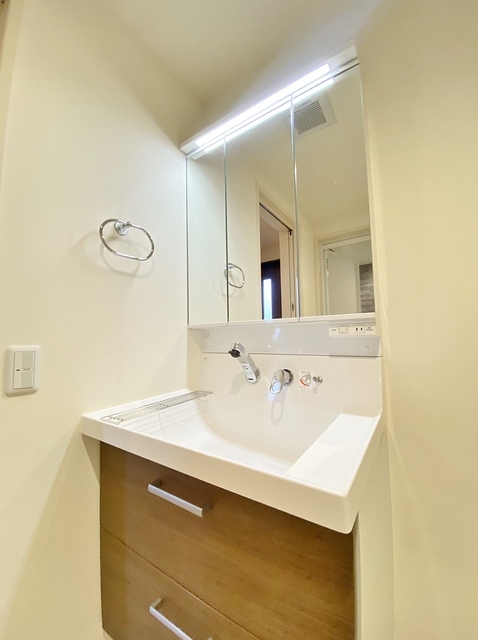 洗面設備　大きな三面鏡の洗面台