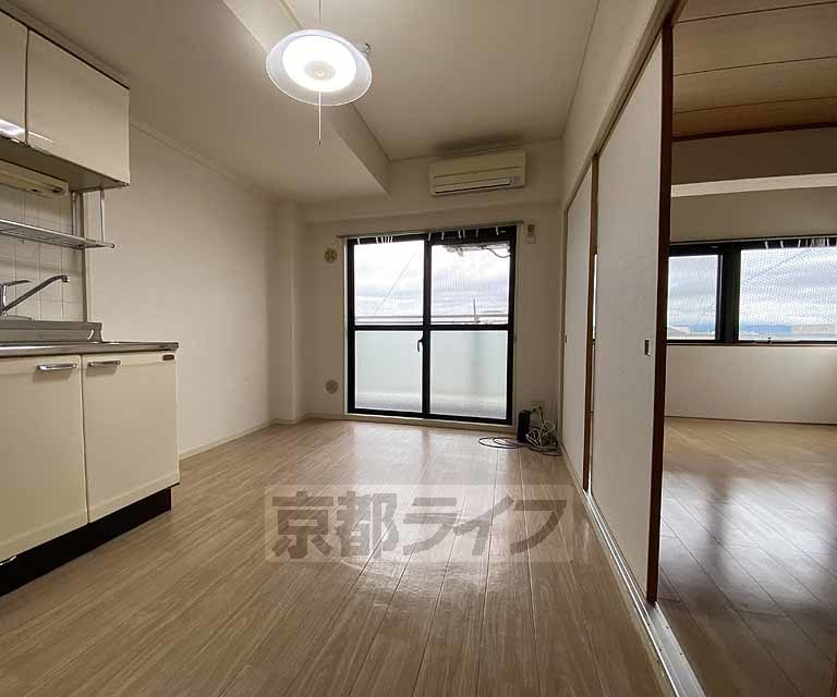 居室・リビング　落ち着いた雰囲気のお部屋です