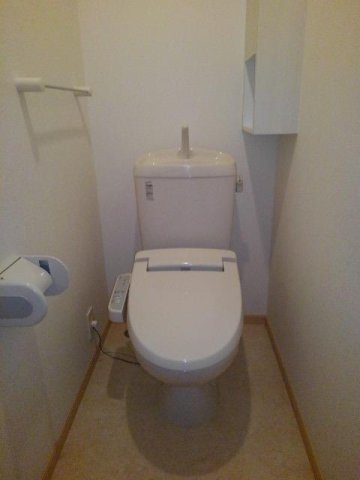 トイレ　落ち着いた色調のトイレです